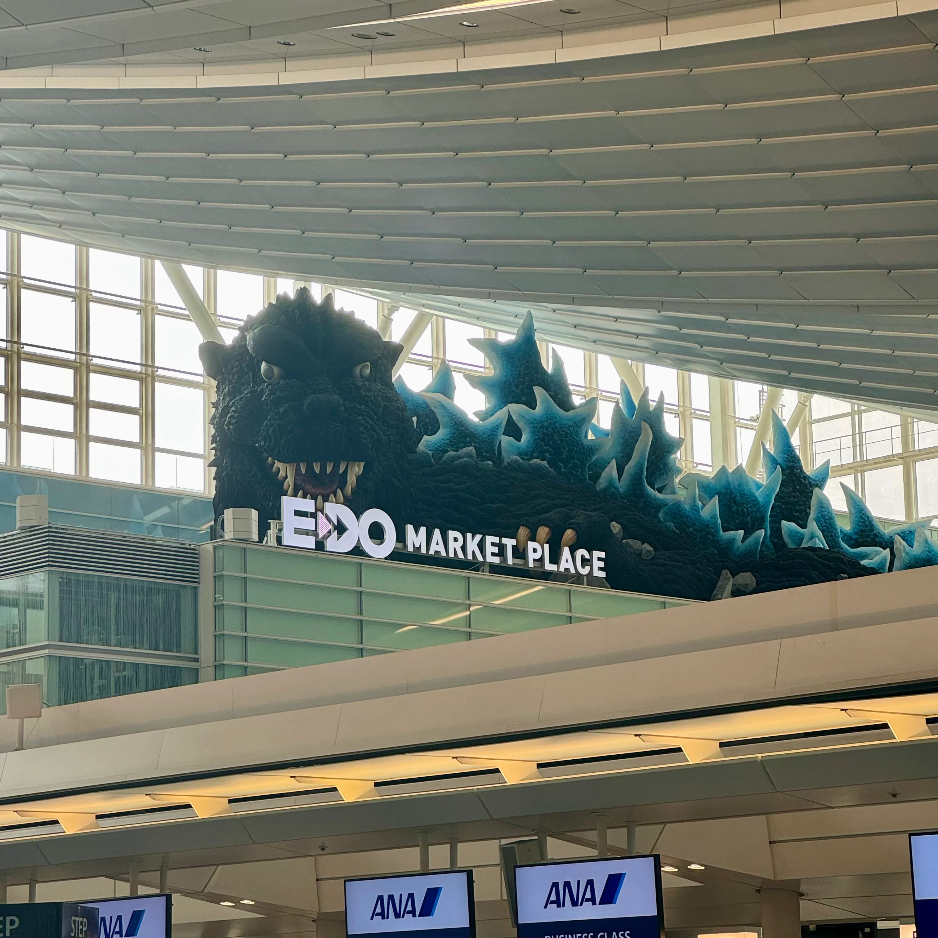 Godzilla im Flughafen