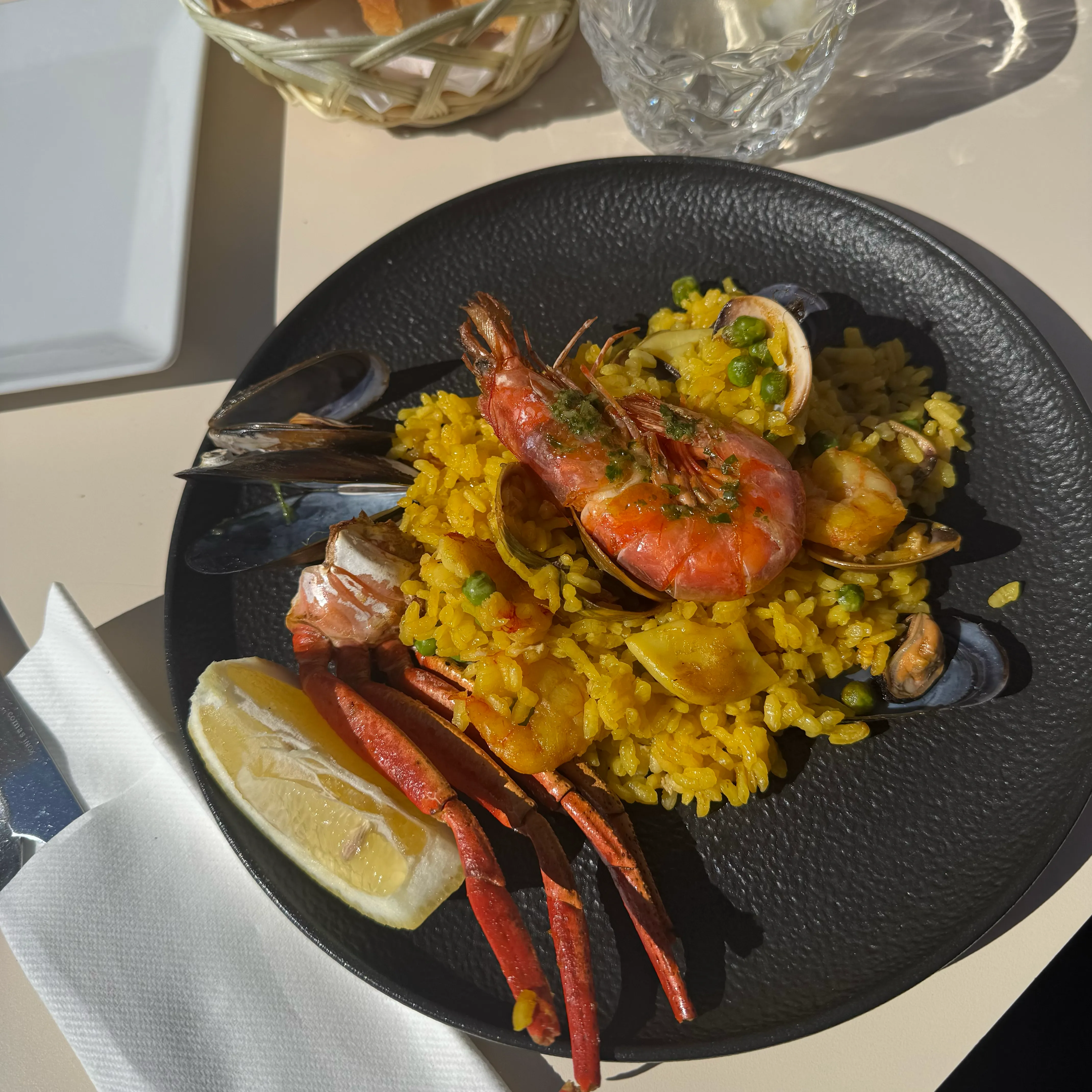 Paella serviert