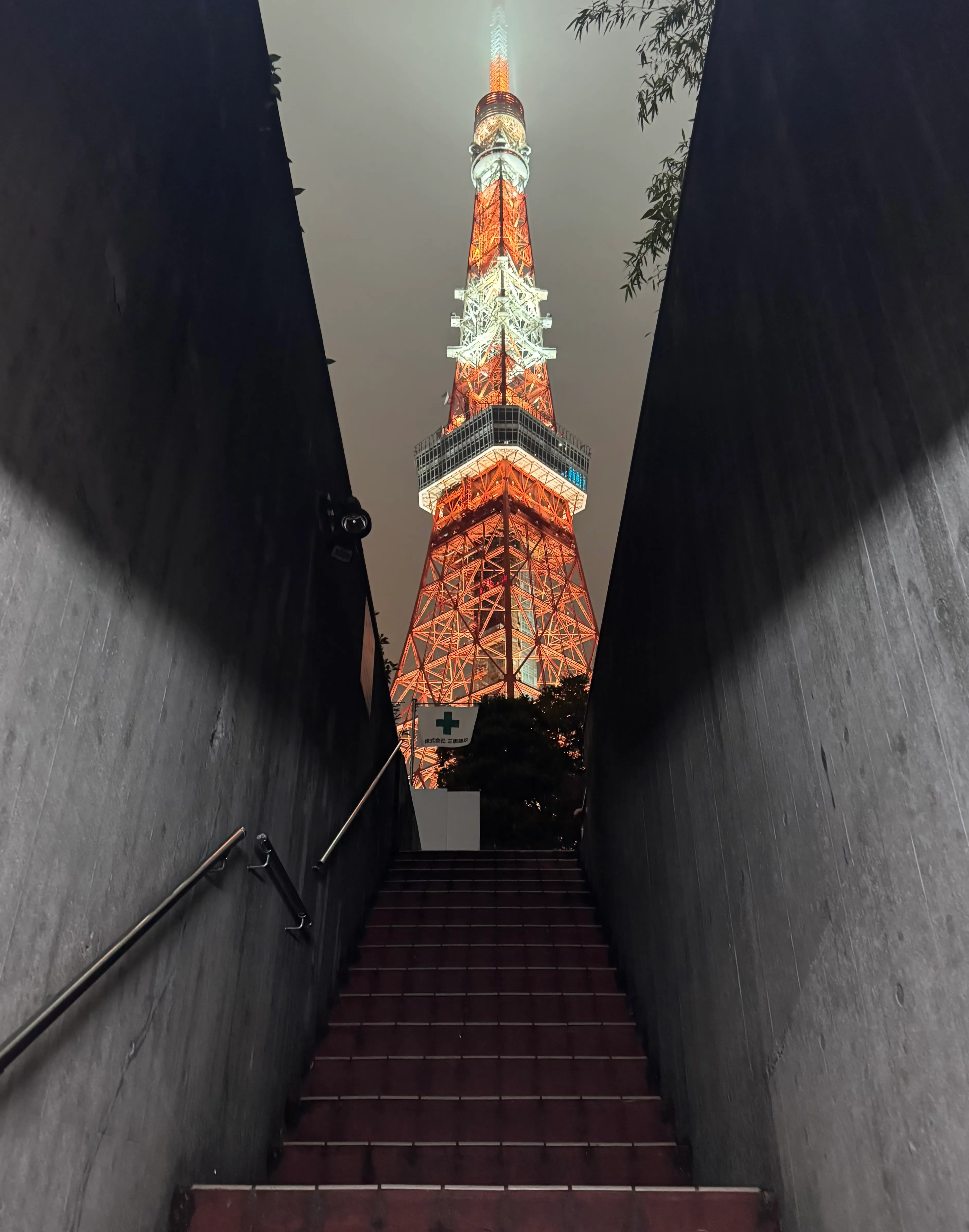 Tokyo Tower aus Garagenausgang