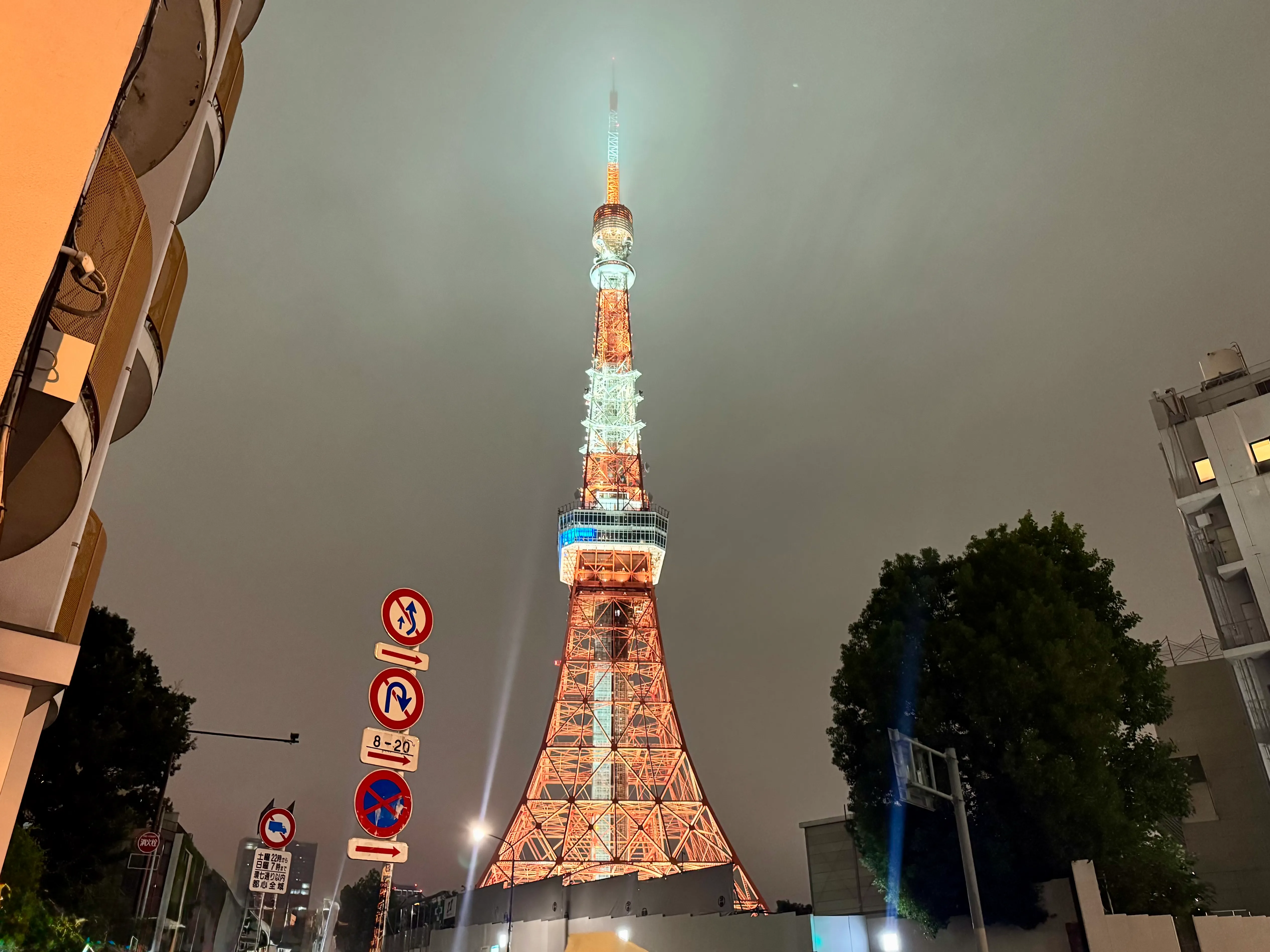 Tokyo Tower nach der Ecke