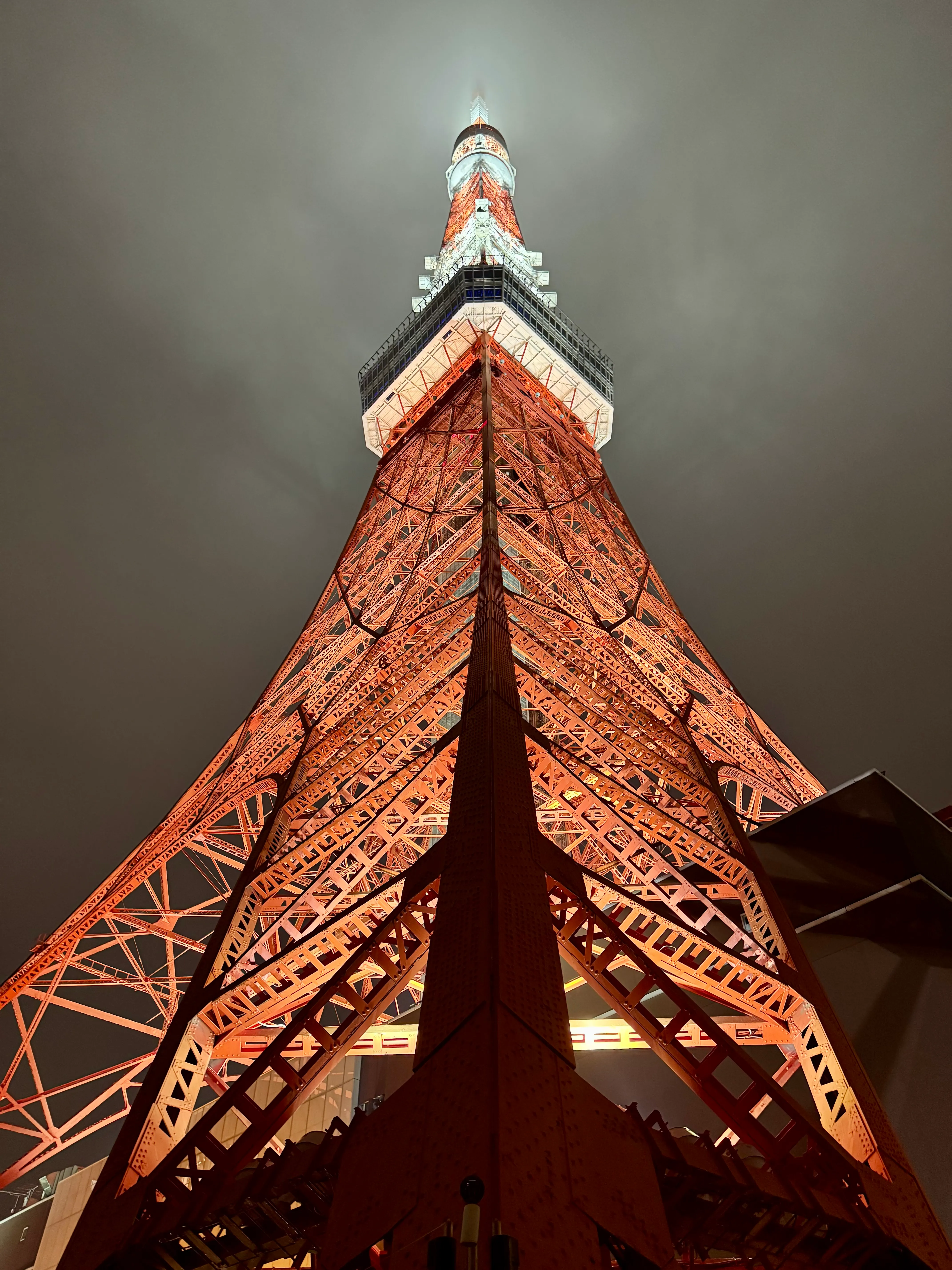 Tokyo Tower aus der Nähe