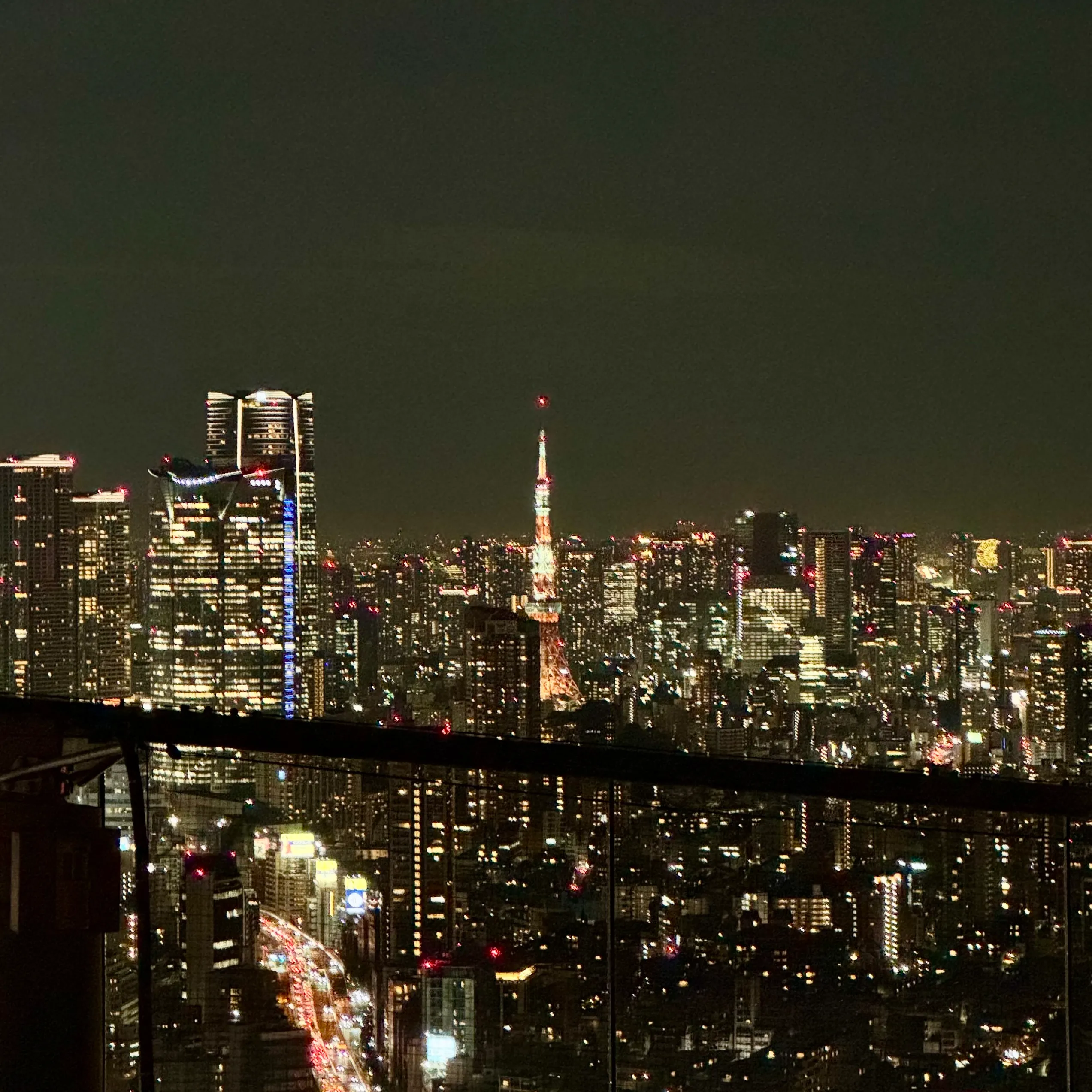 Tokyo Tower vom Shibuya Sky